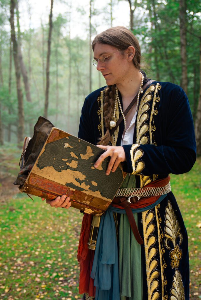 A Portavas scholar with a Book. This links to the Introduction to rules